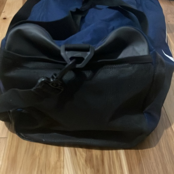 Navy Nike training duffel - Picture 4 of 10